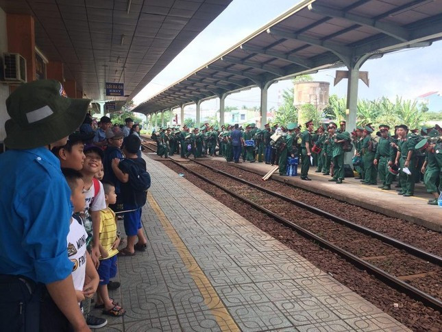 Sinh viên được giảm từ 10% đến 20% giá vé tàu Tết khi mua vé từ ga Sài Gòn. Sinh viên được giảm từ 10% đến 20% giá vé tàu Tết khi mua vé từ ga Sài Gòn.