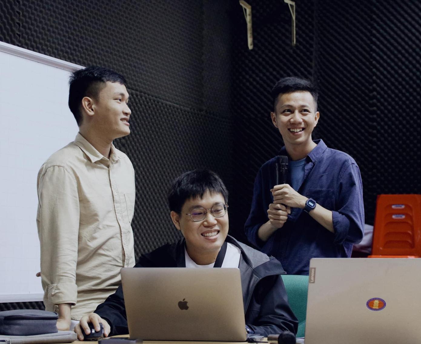 Anh Phong cùng hai người bạn đồng hành sáng lập dự án “Tiệm thu thanh” chia sẻ kinh nghiệm trong một buổi Workshop. (Ảnh: NVCC)