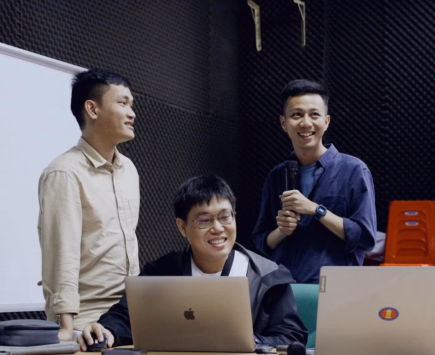 Anh Phong cùng hai người bạn đồng hành sáng lập dự án “Tiệm thu thanh” chia sẻ kinh nghiệm trong một buổi Workshop. (Ảnh: NVCC)