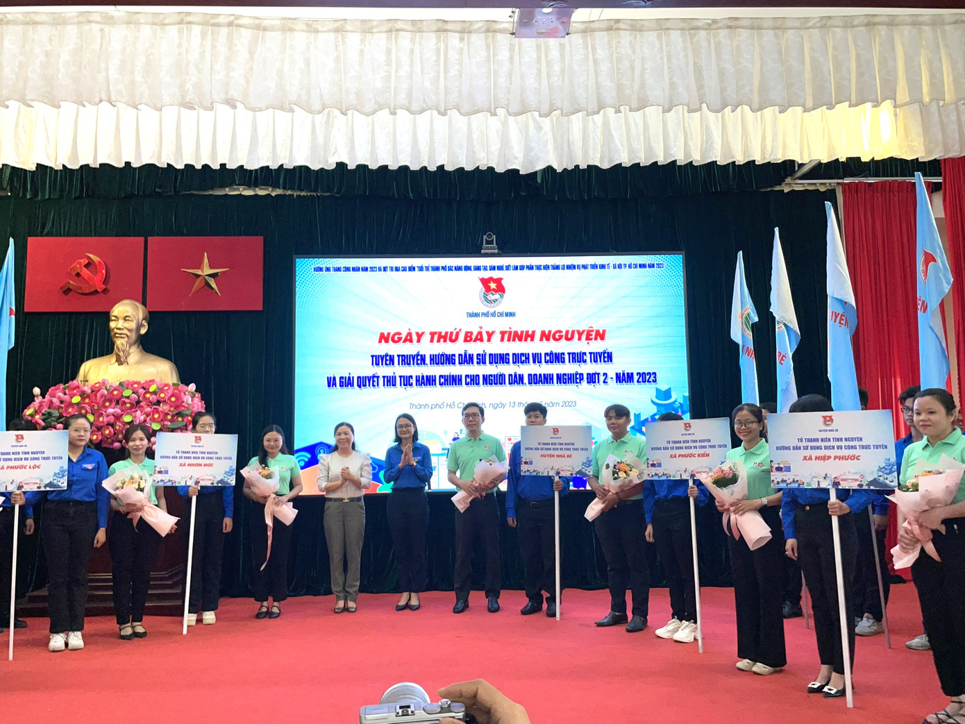 Các đội hình hỗ trợ người dân, doanh nghiệp sử dụng dịch vụ công trực tuyến ra mắt tại chương trình. Các đội hình hỗ trợ người dân, doanh nghiệp sử dụng dịch vụ công trực tuyến ra mắt tại chương trình.