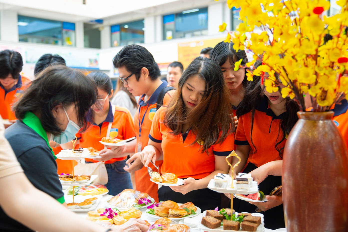 Sinh viên phấn khởi tham gia vui chơi, ăn uống trong ngày hội. Sinh viên phấn khởi tham gia vui chơi, ăn uống trong ngày hội.