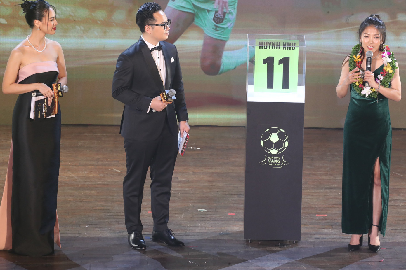 Huỳnh Như tặng chiếc áo cho Ban Tổ chức bán đấu giá chiếc áo gây quỹ cho trẻ em nghèo. Hành động đẹp của cô đã nhận được những lời khen từ cộng đồng mạng. (Ảnh: Phạm Nguyễn) Huỳnh Như tặng chiếc áo cho Ban Tổ chức bán đấu giá chiếc áo gây quỹ cho trẻ em nghèo. Hành động đẹp của cô đã nhận được những lời khen từ cộng đồng mạng. (Ảnh: Phạm Nguyễn)