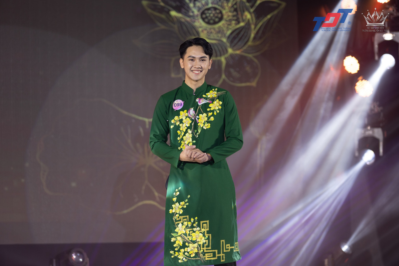 Trần Bá Tân trong phần thi áo dài truyền thống. (Ảnh: BTC)