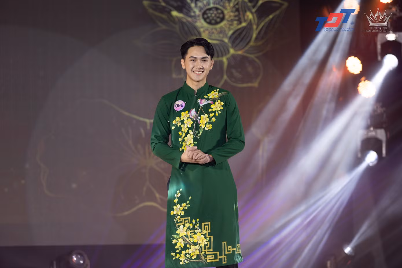 Trần Bá Tân trong phần thi áo dài truyền thống. (Ảnh: BTC)