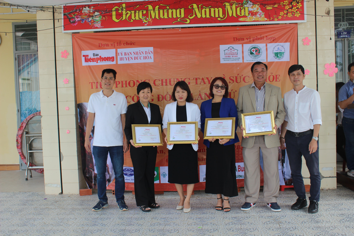 Chương trình khép lại với niềm vui của người dân và Ban Tổ chức. Đại diện báo Tiền Phong trao thư cảm ơn đến các đơn vị đã đồng hành cùng chương trình.