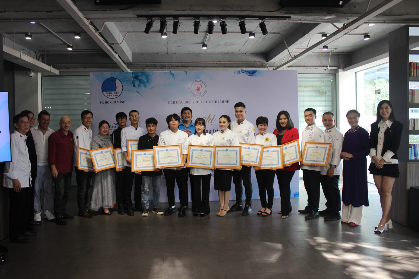 Hội LHTN Việt Nam TPHCM tặng bằng khen cho những cá nhân (thuộc CLB Đầu bếp trẻ TPHCM) có thành tích cao và các thầy cô có nhiều đóng góp trong cuộc thi tay nghề bếp tại Malaysia diễn ra tháng 2/2023 vừa qua. Hội LHTN Việt Nam TPHCM tặng bằng khen cho những cá nhân (thuộc CLB Đầu bếp trẻ TPHCM) có thành tích cao và các thầy cô có nhiều đóng góp trong cuộc thi tay nghề bếp tại Malaysia diễn ra tháng 2/2023 vừa qua.