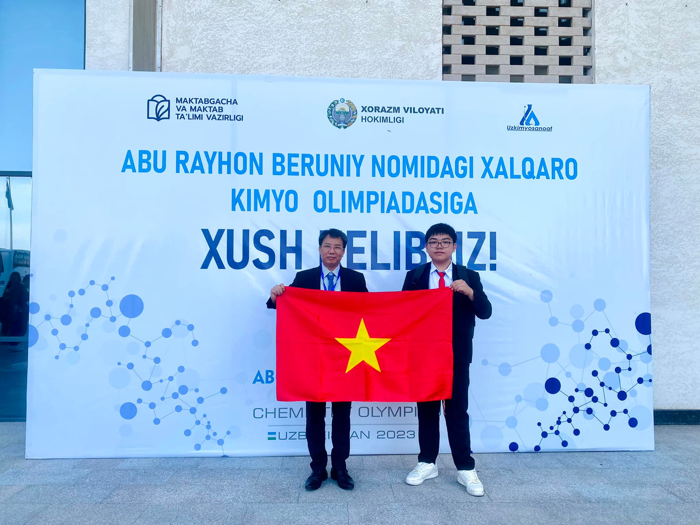 Đỗ Phú Quốc (phải) cùng PGS. TS Vũ Quốc Trung, chuyên gia cố vấn môn Hóa học, Trưởng đoàn Việt Nam ở Olympic quốc tế Hóa học Abu Reikhan Beruniy. (Ảnh: NVCC) Đỗ Phú Quốc (phải) cùng PGS. TS Vũ Quốc Trung, chuyên gia cố vấn môn Hóa học, Trưởng đoàn Việt Nam ở Olympic quốc tế Hóa học Abu Reikhan Beruniy. (Ảnh: NVCC)