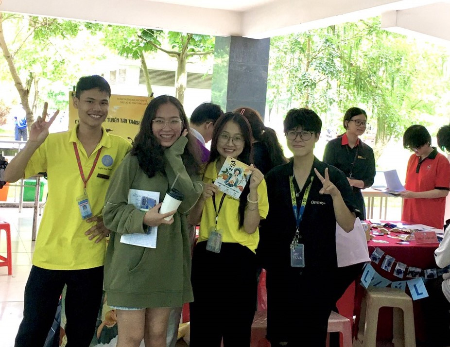 Đội hình sinh viên tình nguyện (thuộc CLB Thắp sáng ước mơ, trường ĐH Kinh tế - Luật, ĐHQG TP. HCM) hỗ trợ các bạn tân sinh viên nhập học. Đội hình sinh viên tình nguyện (thuộc CLB Thắp sáng ước mơ, trường ĐH Kinh tế - Luật, ĐHQG TP. HCM) hỗ trợ các bạn tân sinh viên nhập học.