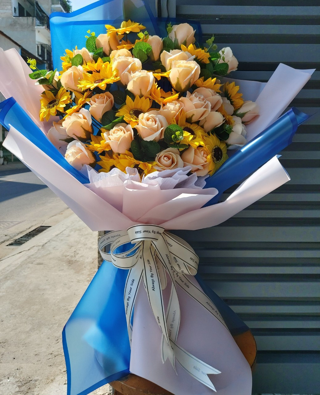 Hoa sáp (nhìn giống hệt hoa tươi) cũng được nhiều bạn trẻ ưa chuộng trong dịp 8/3 năm nay.