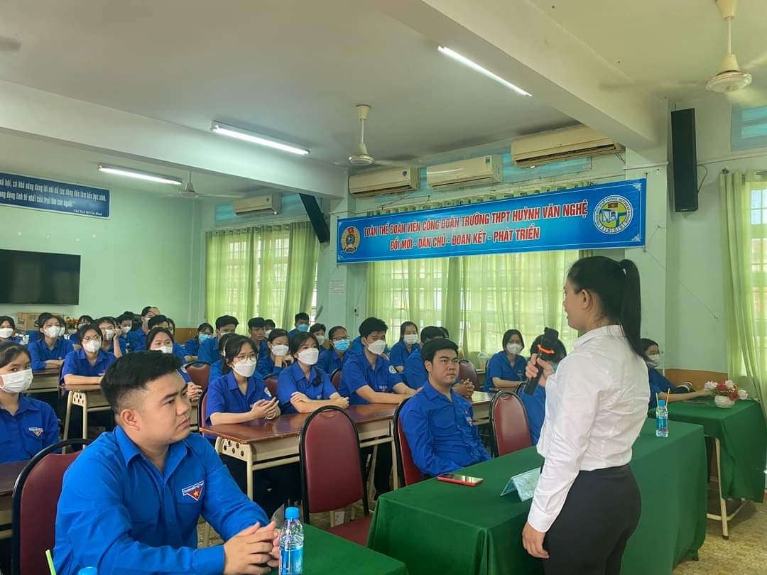 Chị Trần Thị Diễm Trinh – Bí thư Tỉnh Đoàn, Chủ tịch Hội Sinh viên tỉnh Bình Dương nói chuyện, động viên các tình nguyện viên Đội hình 'Tiếp sức mùa thi' của trường Huỳnh Văn Nghệ. (Ảnh: Tỉnh Đoàn Bình Dương)