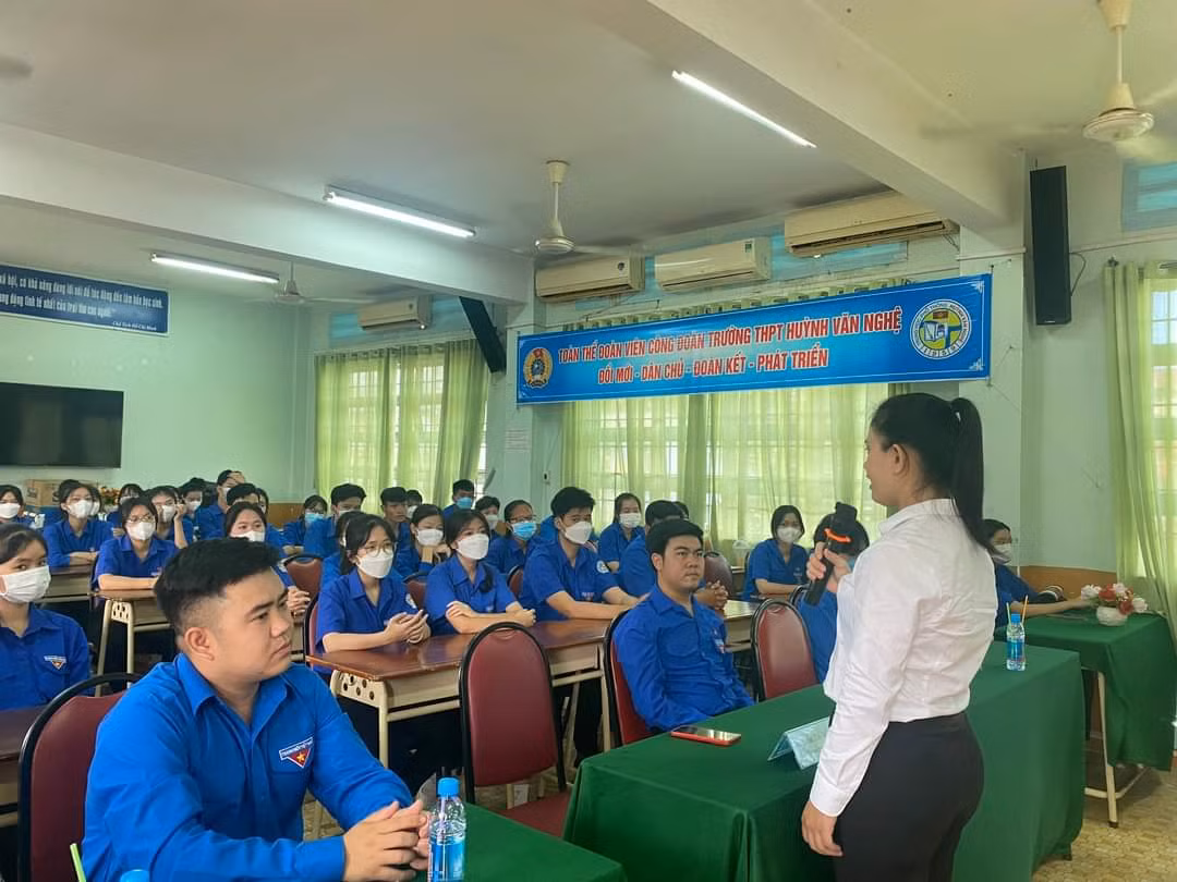 Chị Trần Thị Diễm Trinh – Bí thư Tỉnh Đoàn, Chủ tịch Hội Sinh viên tỉnh Bình Dương nói chuyện, động viên các tình nguyện viên Đội hình 'Tiếp sức mùa thi' của trường Huỳnh Văn Nghệ. (Ảnh: Tỉnh Đoàn Bình Dương)