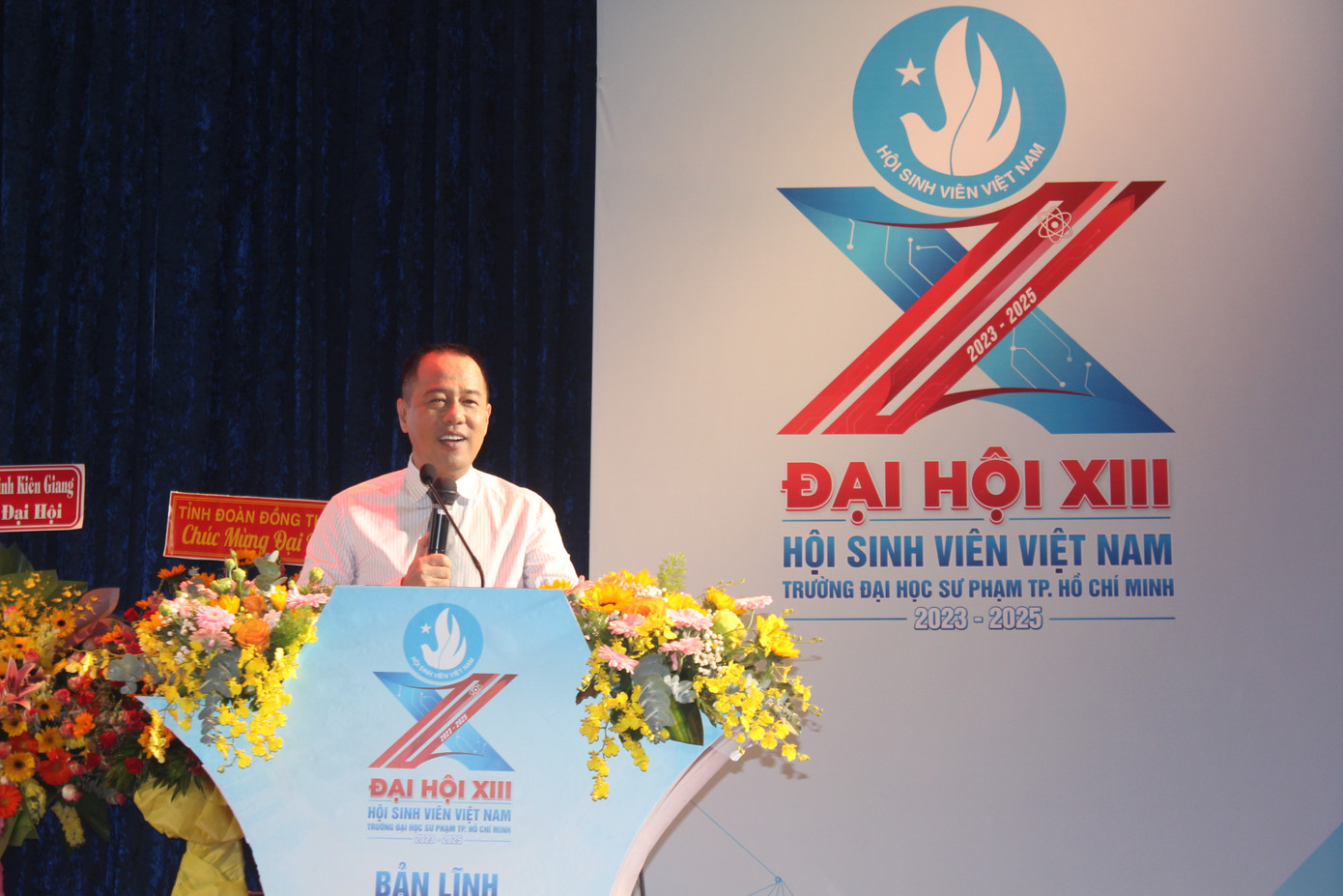 GS.TS Huỳnh Văn Sơn - Hiệu trưởng Trường ĐH Sư phạm TPHCM chia sẻ chuyên đề &quot;Xây dựng trường học hạnh phúc&quot; tại đại hội.