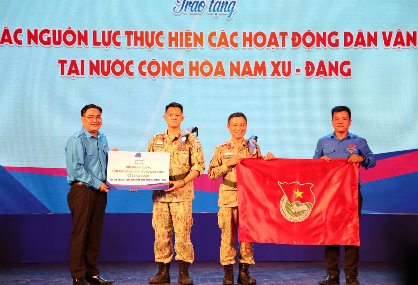 Thành Đoàn TP. HCM gửi những phần quà động viên những người lính mũ nồi xanh trước khi lên đường làm nhiệm vụ.