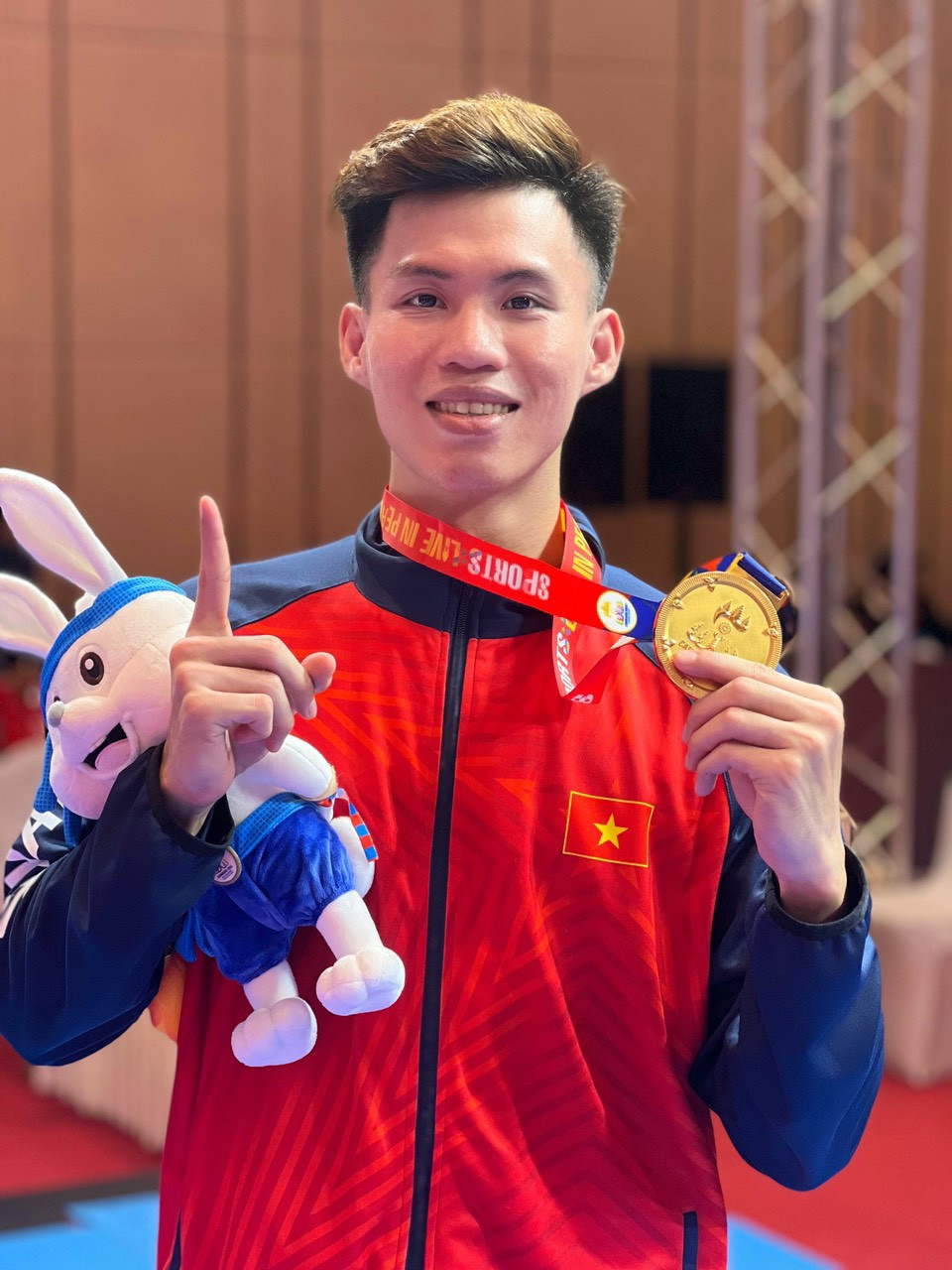 Võ Văn Hiền thay màu huy chương thành công tại SEA Games 32. (Ảnh: NVCC) Võ Văn Hiền thay màu huy chương thành công tại SEA Games 32. (Ảnh: NVCC)