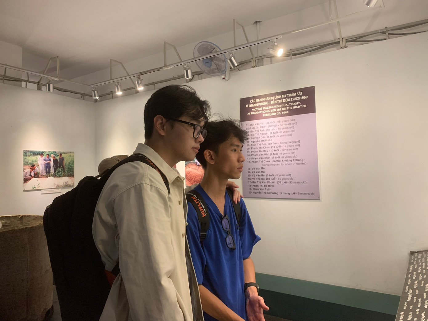 Nguyễn Tiến Thành Công (trường ĐH Ngoại ngữ - Tin học TP. HCM) cùng bạn tham quan tại bảo tàng. Nguyễn Tiến Thành Công (trường ĐH Ngoại ngữ - Tin học TP. HCM) cùng bạn tham quan tại bảo tàng.