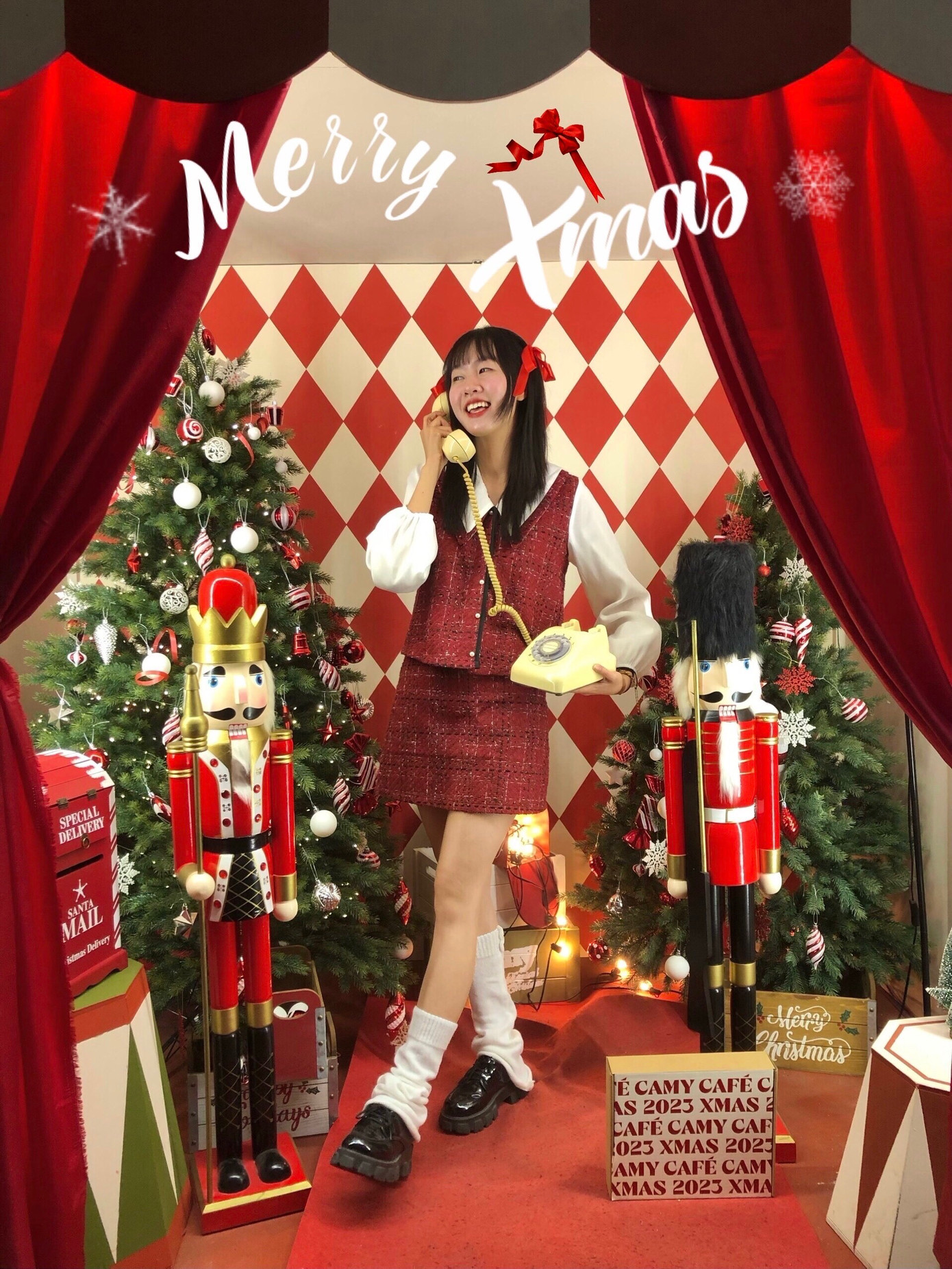 Khuất Bảo Ngọc (ngành Báo mạng điện tử, Học viện Báo chí và Tuyên truyền) đã chọn một quán cà phê tại phố Hàng Buồm (quận Hoàn Kiếm) để thực hiện bộ ảnh Noel cho mình. Với tone màu đỏ, xanh, vàng làm chủ đạo, quán trở nên rất ấm cúng. Khuất Bảo Ngọc (ngành Báo mạng điện tử, Học viện Báo chí và Tuyên truyền) đã chọn một quán cà phê tại phố Hàng Buồm (quận Hoàn Kiếm) để thực hiện bộ ảnh Noel cho mình. Với tone màu đỏ, xanh, vàng làm chủ đạo, quán trở nên rất ấm cúng.