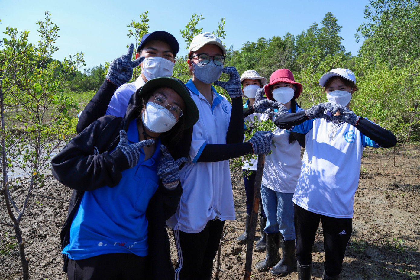 Sinh viên được triển khai thành các nhóm nhỏ và phụ trách từng phần việc cụ thể trong quá trình trồng cây.