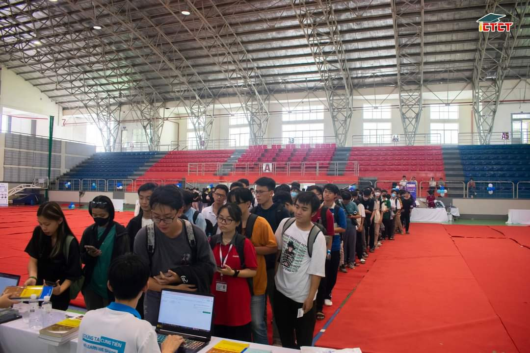 Rất đông các bạn sinh viên tham dự Ngày hội ‘Sách cũ tri thức mới’. (Ảnh: CLB CTCT)