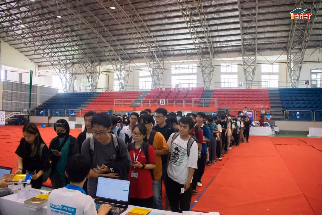 Rất đông các bạn sinh viên tham dự Ngày hội ‘Sách cũ tri thức mới’. (Ảnh: CLB CTCT)