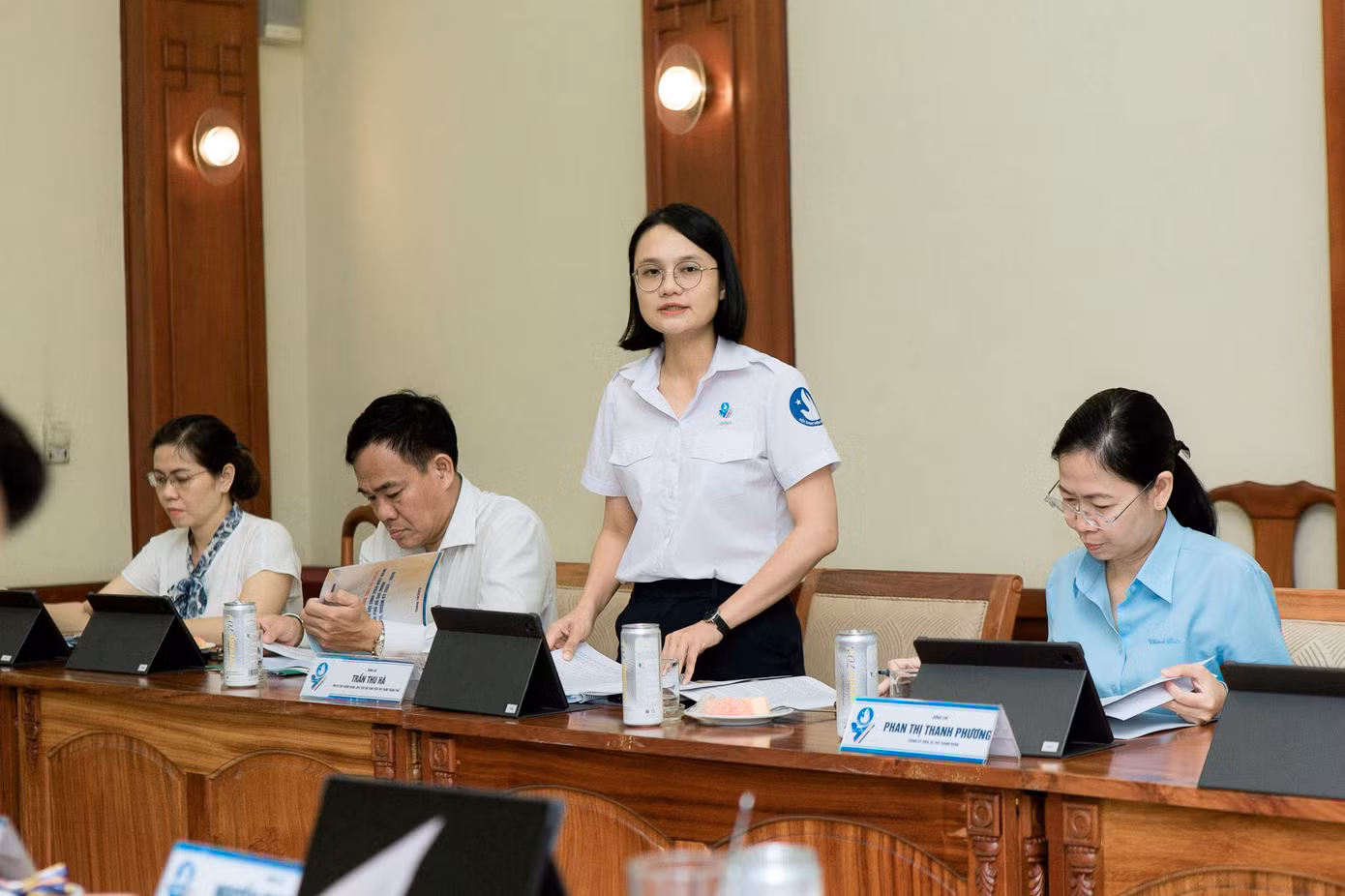 Chủ tịch Hội Sinh viên TP. HCM Trần Thu Hà báo cáo về công tác chuẩn bị tổ chức Đại hội lần thứ VII của Hội Sinh viên TP. HCM.