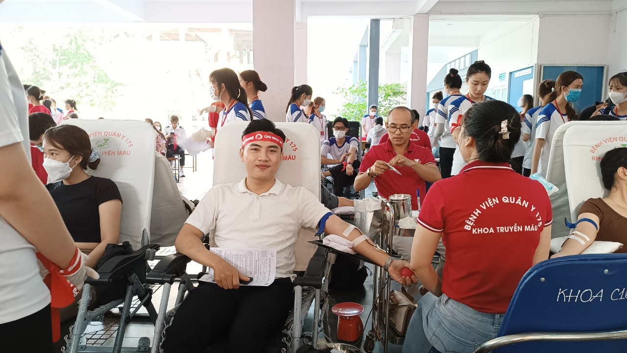 Trọng Hải tham gia hiến máu tại ngày hội.