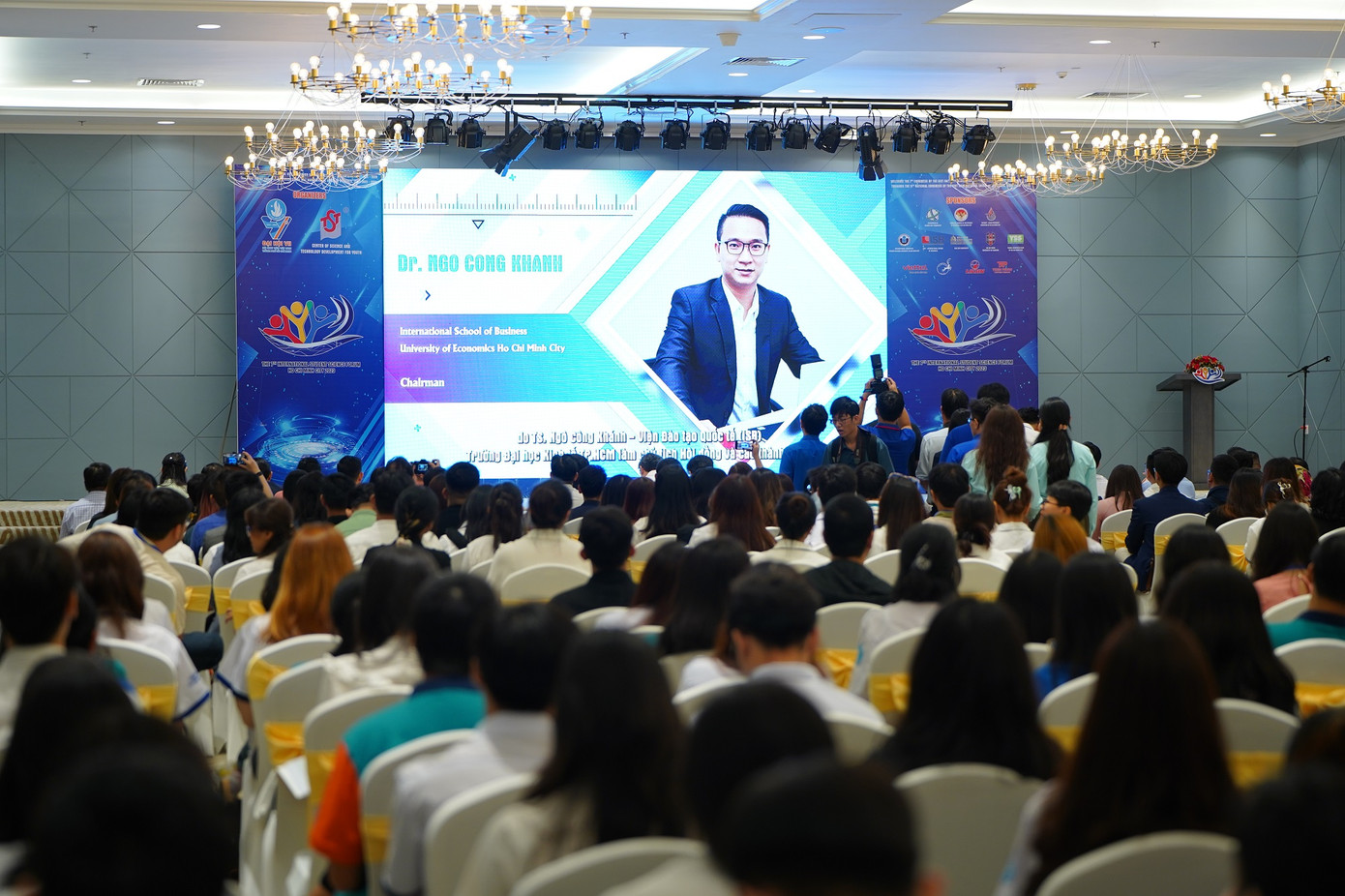 Diễn đàn thu hút rất đông các bạn trẻ tham dự.