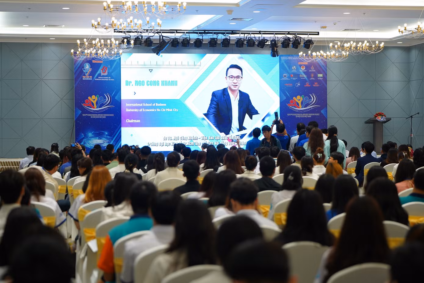 Diễn đàn thu hút rất đông các bạn trẻ tham dự. Diễn đàn thu hút rất đông các bạn trẻ tham dự.