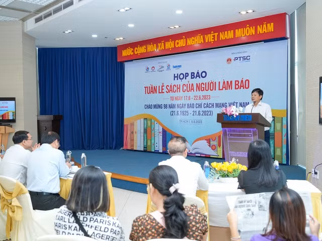 Nhà báo Trần Trọng Dũng - Phó Chủ tịch Hội Nhà báo Việt Nam chia sẻ trong buổi họp báo. (Ảnh: Độc Lập)