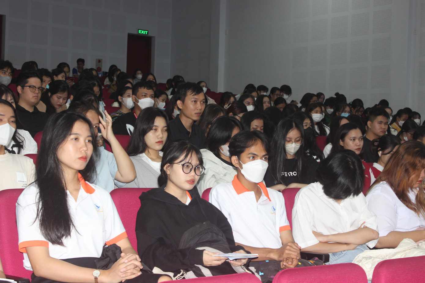 Rất đông sinh viên đến tham dự chương trình. Rất đông sinh viên đến tham dự chương trình.