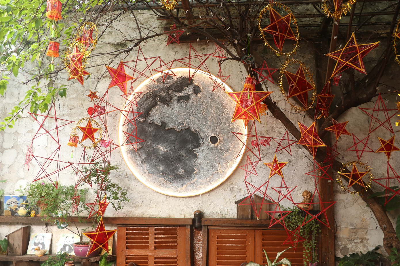 Những góc quán được trang trí theo chủ đề Trung Thu. (Ảnh: Lan Huỳnh)