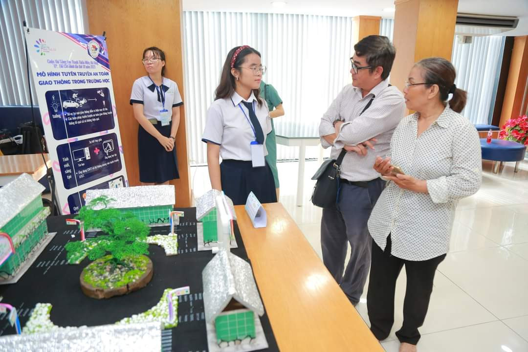 Một sản phẩm sáng tạo được trưng bày tại vòng Chung kết cuộc thi Sáng tạo dành cho Thanh thiếu nhi TP. HCM lần 18. Một sản phẩm sáng tạo được trưng bày tại vòng Chung kết cuộc thi Sáng tạo dành cho Thanh thiếu nhi TP. HCM lần 18.