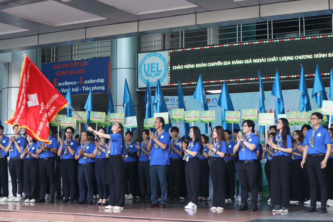 Chị Huỳnh Mạnh Phương - Chỉ huy Trưởng chiến dịch tình nguyện "Mùa Hè Xanh" trường ĐH Kinh tế - Luật phất cờ ra quân chiến dịch.