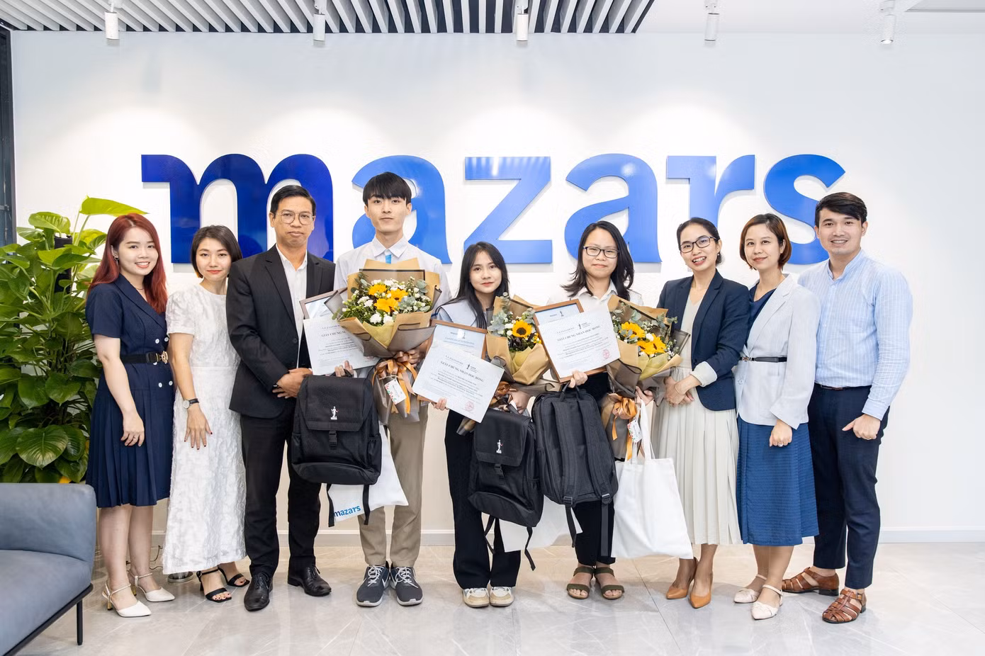 Những sinh viên được nhận học bổng Bồi dưỡng tài năng trẻ.