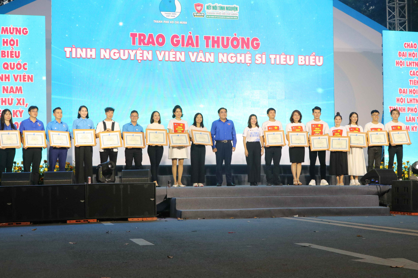 38 gương nghệ sĩ trẻ nhận Bằng khen trong dịp này. (Ảnh: Lan Huỳnh) 38 gương nghệ sĩ trẻ nhận Bằng khen trong dịp này. (Ảnh: Lan Huỳnh)