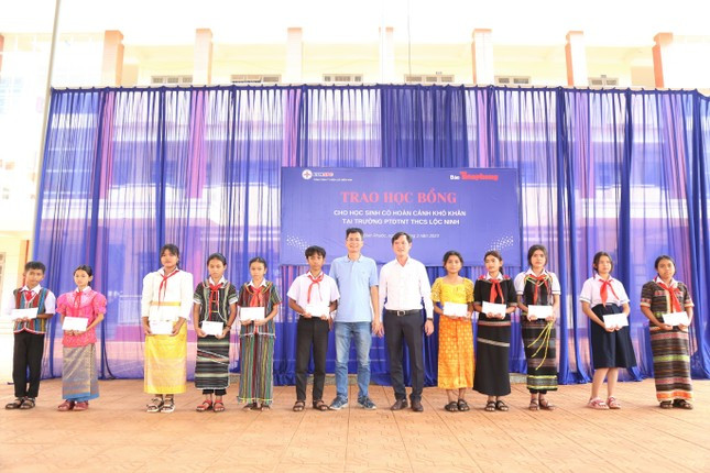 Mỗi phần học bổng tuy giá trị còn nhỏ nhưng là sự động viên, tiếp sức để các em phấn đấu trên con đường tiếp thu tri thức. Mỗi phần học bổng tuy giá trị còn nhỏ nhưng là sự động viên, tiếp sức để các em phấn đấu trên con đường tiếp thu tri thức.