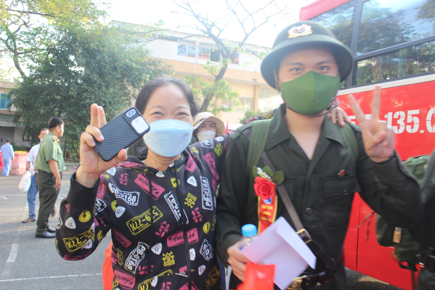 Những người thân đưa tiễn các tân binh lên xe về đơn vị nhận quân.