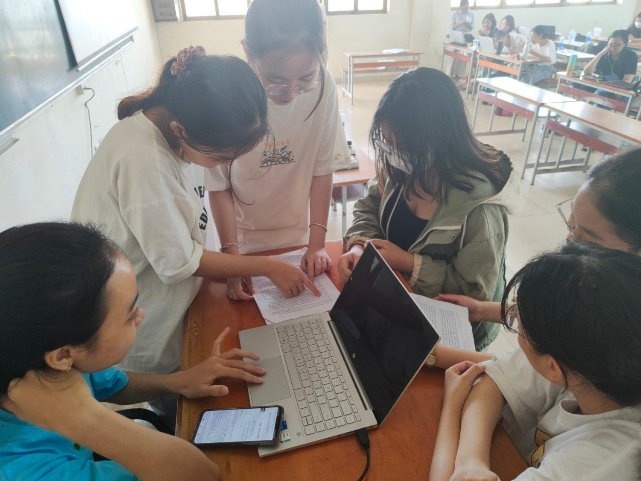 Không khí nhộn nhịp của Hữu Kha và các bạn trong ngày đầu trở lại học tập (Ảnh: Thành Công).