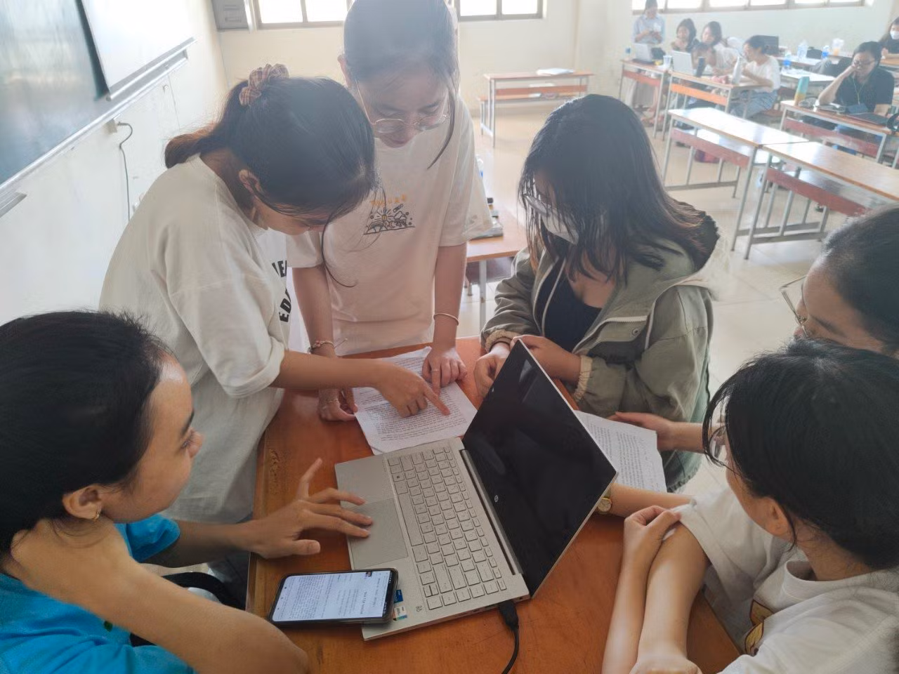 Không khí nhộn nhịp của Hữu Kha và các bạn trong ngày đầu trở lại học tập (Ảnh: Thành Công).