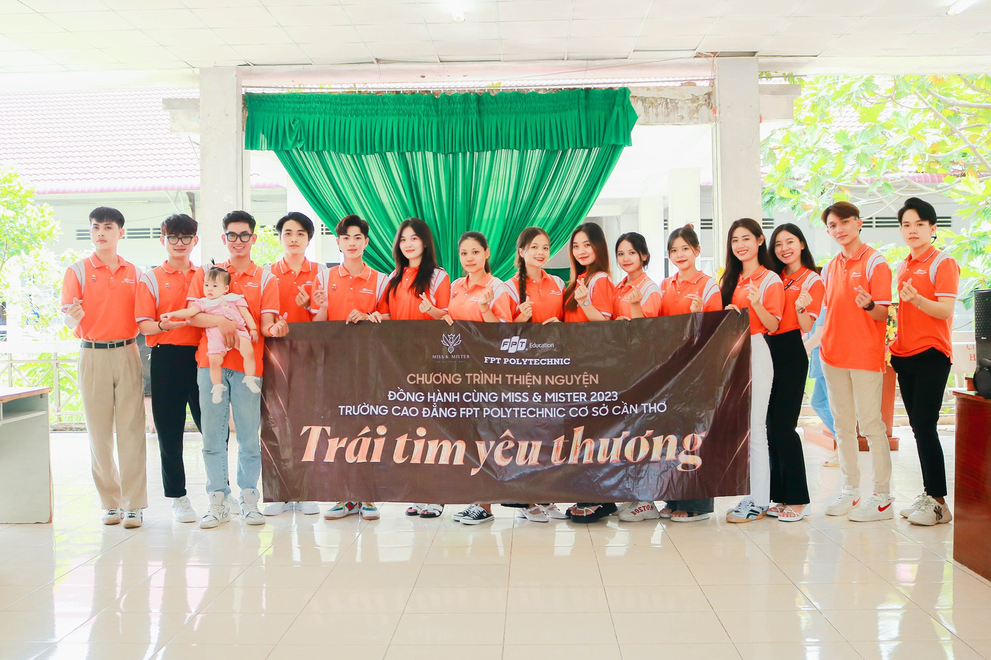 Nhật Trường (thứ hai, từ phải sang) tham gia các hoạt động trong khuôn khổ cuộc thi cùng các thí sinh. (Ảnh: NVCC)