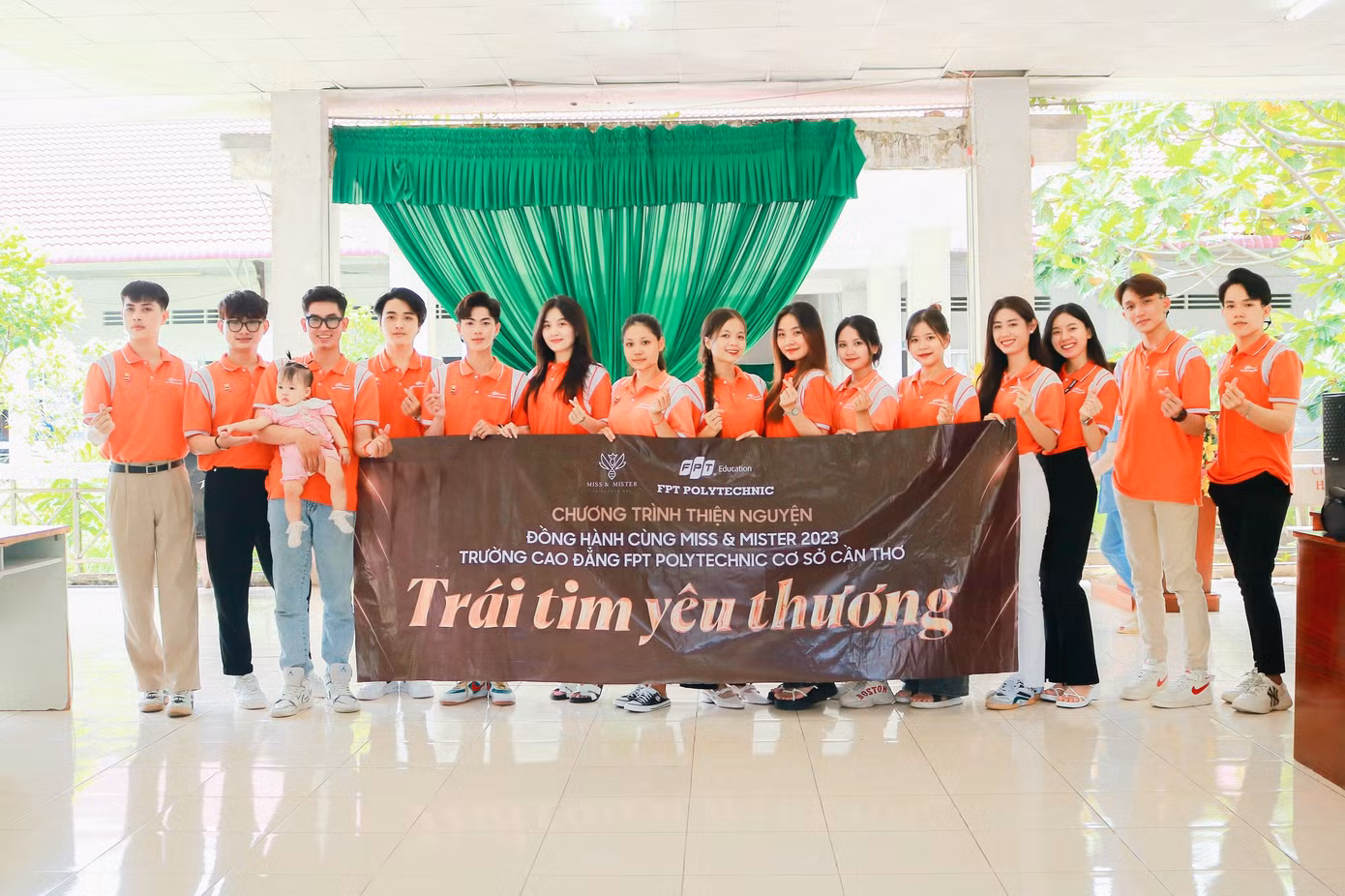 Nhật Trường (thứ hai, từ phải sang) tham gia các hoạt động trong khuôn khổ cuộc thi cùng các thí sinh. (Ảnh: NVCC)