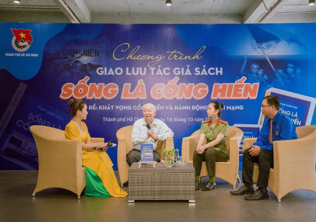 Tác giả Phạm Chánh Trực giao lưu với các bạn độc giả là đoàn viên, thanh niên. (Ảnh: TLTĐ) Tác giả Phạm Chánh Trực giao lưu với các bạn độc giả là đoàn viên, thanh niên. (Ảnh: TLTĐ)