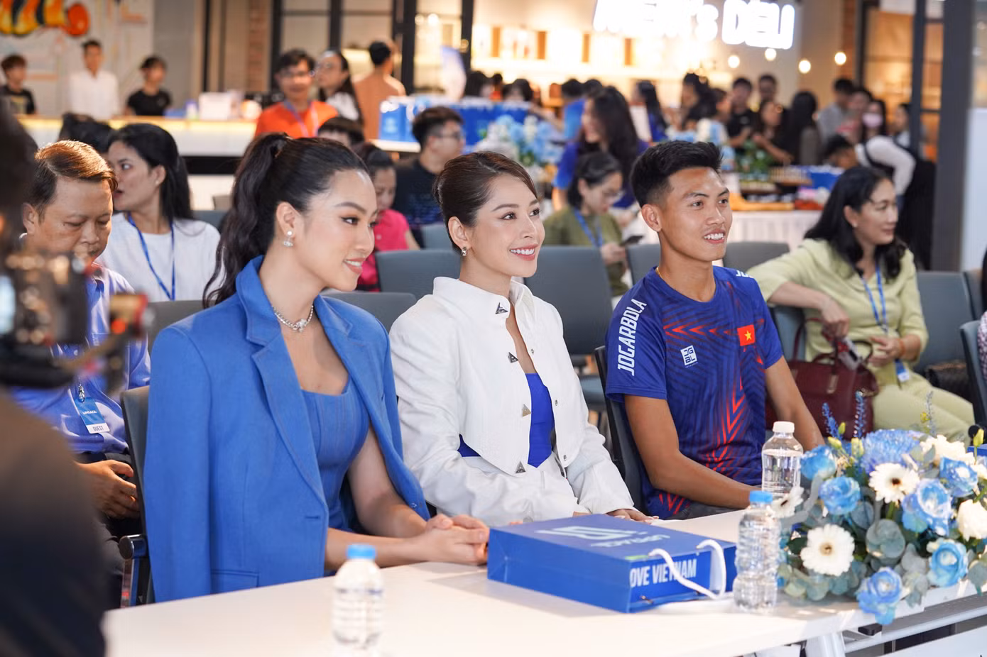Hoa hậu Thể thao Việt Nam 2022 Đoàn Thu Thủy, diễn viên Chi Pu và Vận động viên điền kinh Trần Văn Đảng (từ trái qua phải) là đại sứ cho giải chạy.