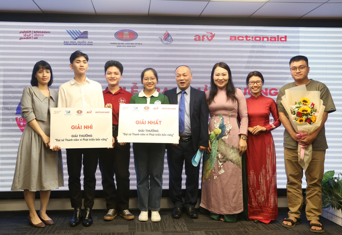 Nhóm giành giải Nhất Giải thưởng “Đại sứ Thanh niên vì phát triển bền vững” lần thứ nhất, năm 2023. Nhóm giành giải Nhất Giải thưởng “Đại sứ Thanh niên vì phát triển bền vững” lần thứ nhất, năm 2023.