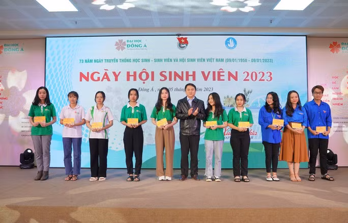 Trường ĐH Đông Á trao hơn 200 vé xe Tết cho sinh viên khó khăn. (Ảnh: Đoàn trường)