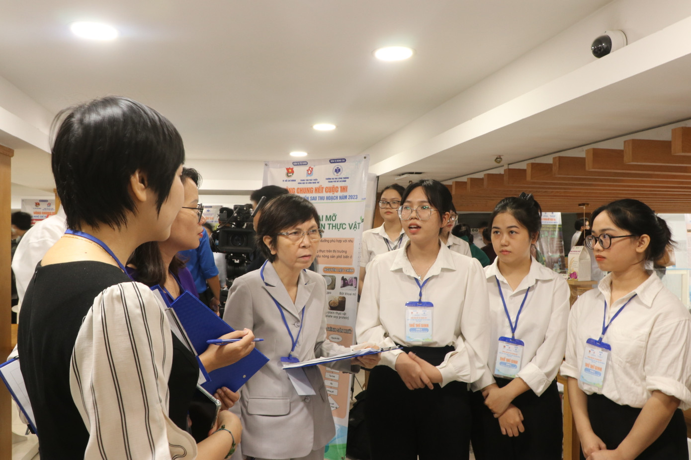 Các đội thi thuyết trình poster trước thành viên trong Hội đồng Giám khảo. (Ảnh: Lan Huỳnh)