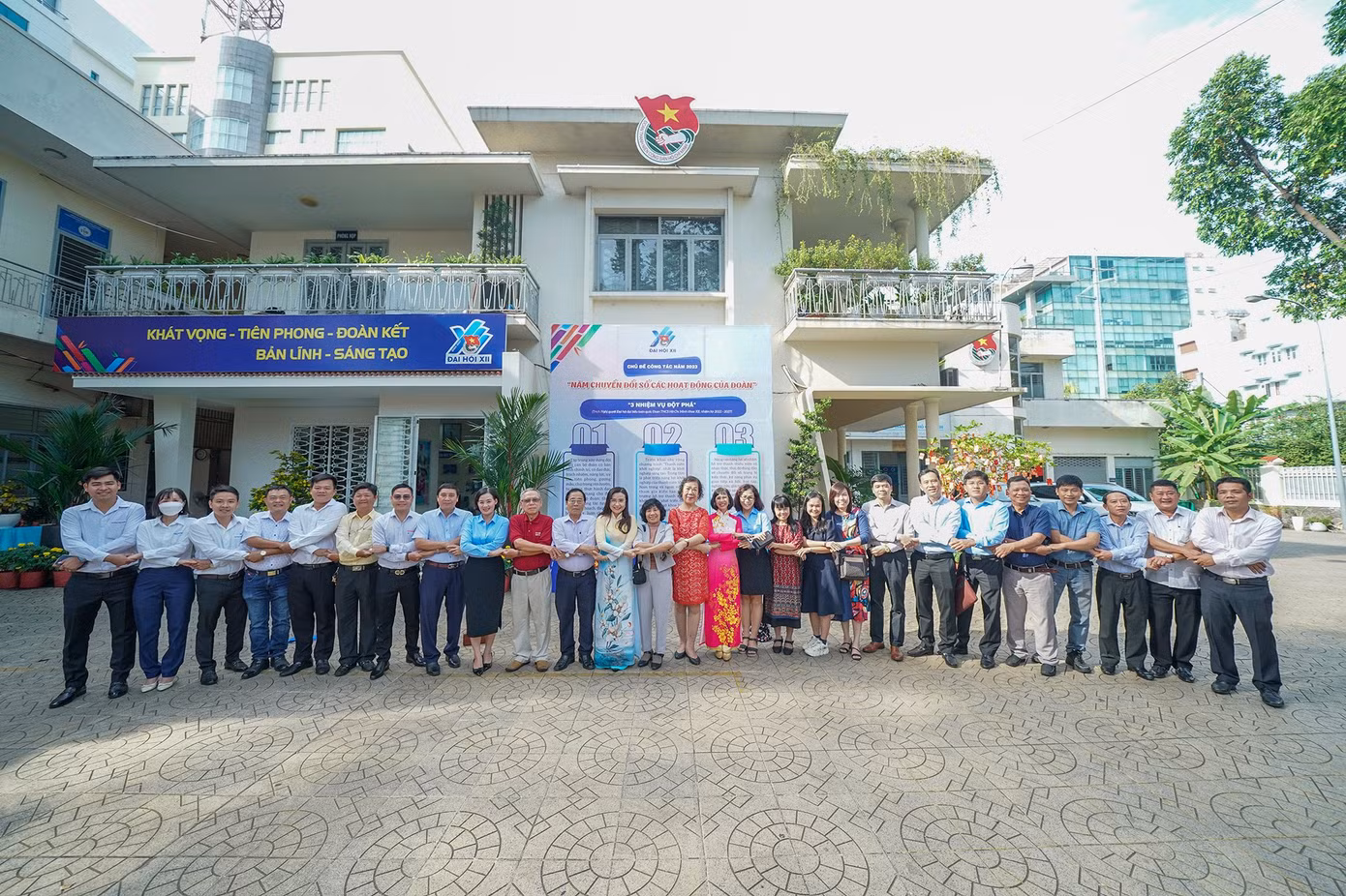 Bí thư T.Ư Đoàn Nguyễn Phạm Duy Trang chụp hình với đại diện các đơn vị phía Nam cơ quan T.Ư Đoàn. (Ảnh: Phạm Nguyễn)