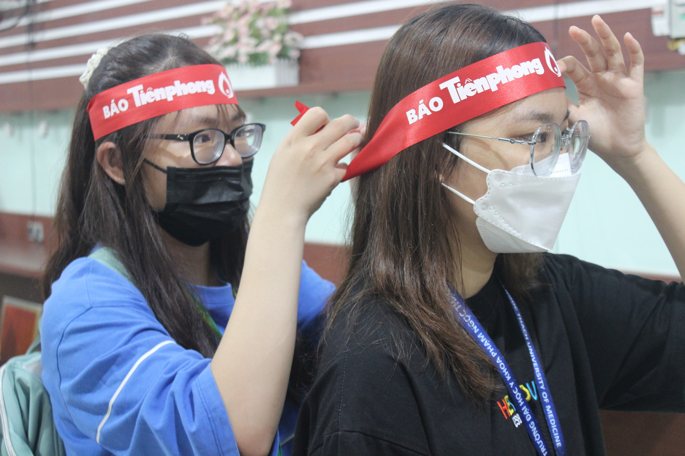 Các tình nguyện viên đến sớm hỗ trợ công tác tổ chức ngày hội Chủ nhật Đỏ trong các khâu như: Hướng dẫn, ghi thông tin thẻ hiến máu, phát quà cho người hiến máu...