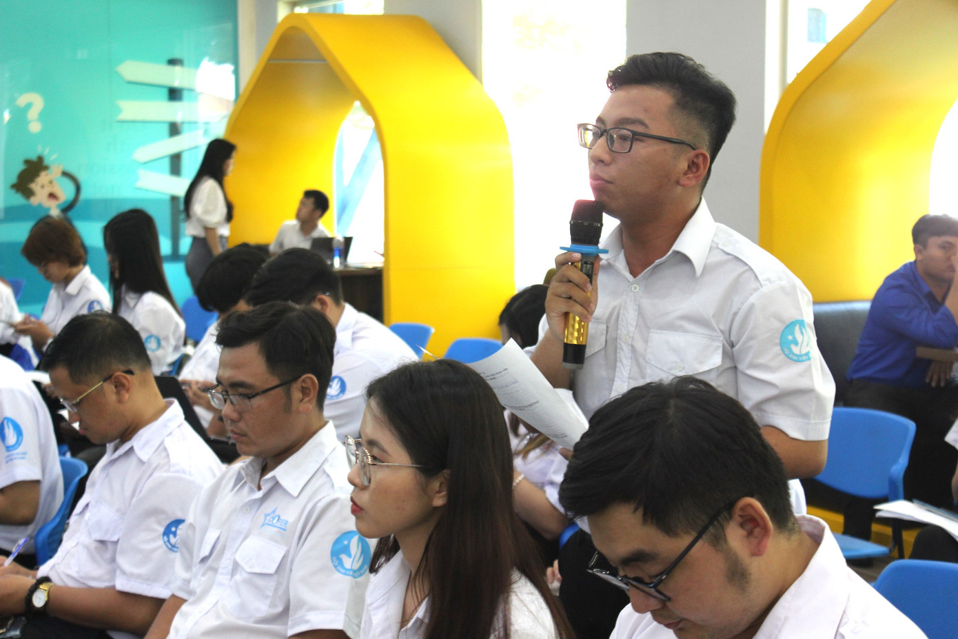 Anh Nguyễn Hữu Tiến - Phó Chủ tịch Hội Sinh viên trường ĐH Kinh tế TP. HCM chia sẻ tại Hội nghị. Anh Nguyễn Hữu Tiến - Phó Chủ tịch Hội Sinh viên trường ĐH Kinh tế TP. HCM chia sẻ tại Hội nghị.