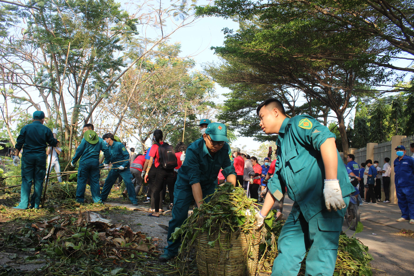 Rác dưới kênh Rạch Lăng 2 được tập kết lên bờ để đưa về những điểm xử lý rác.
