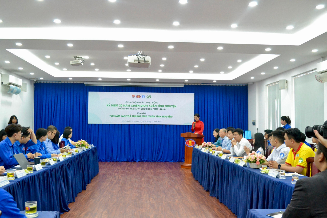 Nhiều cán bộ Hội, cựu cán bộ Hội Sinh viên trường ĐH KHXH&amp;NV, ĐHQG TP. HCM về tham dự chương trình.